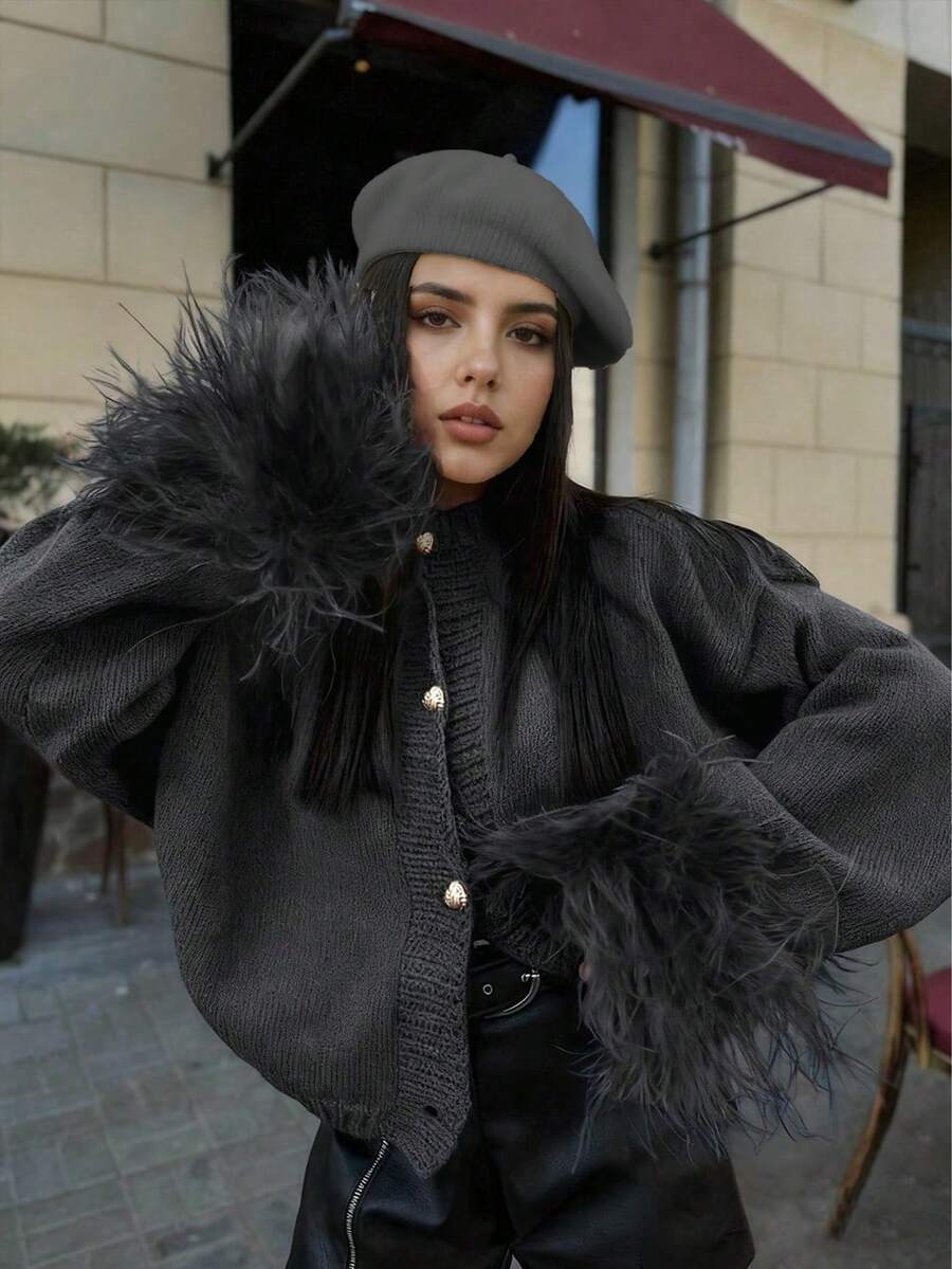 节日红色毛绒袖口休闲开衫，配金属纽扣，适合圣诞节、新年、节日穿着