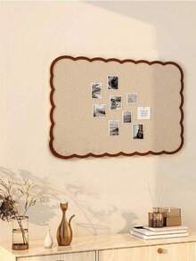 1块超大尺寸波浪纹边框毛毡板，自粘毛毡墙板（含约35枚彩色图钉），适用于办公室、家庭、教室，可用作毛毡公告板，自粘式设计，不会损坏墙面，可用于张贴便条、照片、日程安排等，可重复使用，亦可用作布艺照片和留言展示板，家居装饰挂件，适合圣诞节、万圣节、情人节、新年等节日庆祝活动。