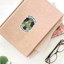 3英寸 - 1张“传送我上去，这地方真烂”趣味外星人贴纸，适用于笔记本电脑、水瓶、笔记本、iPad和杯子，适合学生、教师以及那些暗自希望被UFO撤离的混乱人类，是送给任何用幽默来应对地球荒诞之事的人的完美礼物。 - 彩色 - 查看 5