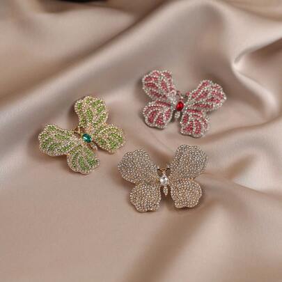1枚时尚优雅的仿水晶蝴蝶胸针，适合搭配女士套装、连衣裙和日常穿着。