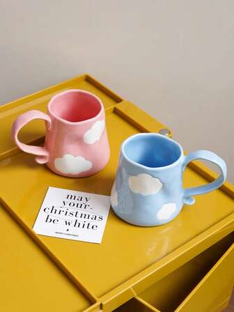 1个手工陶瓷杯，饰以蓝天白云图案，红色花卉图案，精美手绘，适合家居装饰，可用于客厅、厨房、餐厅、咖啡馆、咖啡馆等场所，也可作为拉花杯、礼品赠送或节日装饰。