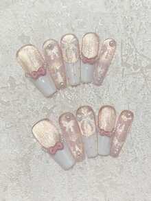 10 件手工草莓纸杯蛋糕美甲套装，包含白色法式波尔卡圆点镂空蝴蝶结、玫瑰金猫眼蝴蝶结、迷你珍珠装饰、可重复使用的指甲套，适合约会、派对、音乐会、亮泽、可爱设计