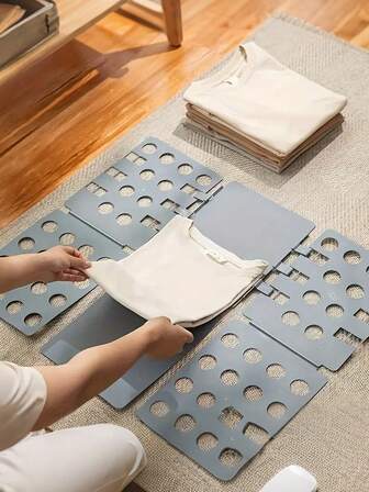 耐用PVC折叠板，懒散人士必备——这款结实的衣物折叠板，非常适合整齐折叠衬衫、T恤等小件衣物，节省空间，是理想的衣物收纳工具。适合居家使用/旅行/赠送朋友/老板/邻居，是绝佳的家居收纳用品。