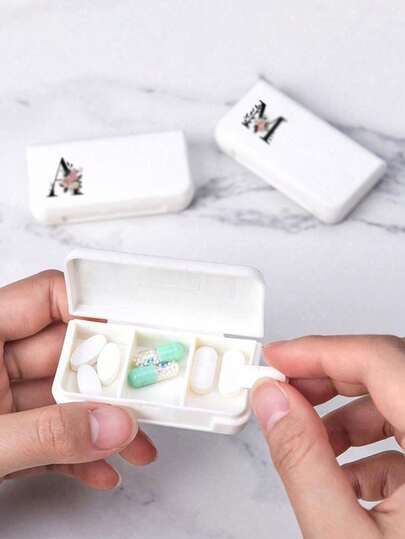 迷你三格药盒，便携式药盒，粉色花卉图案，黑色字母A-Z，小巧便捷，适合旅行携带，可爱周用旅行药盒，独立隔层设计，可放入口袋或钱包的保健品收纳盒 - 三格旅行药品收纳盒 - 每日维生素收纳盒，药品容器