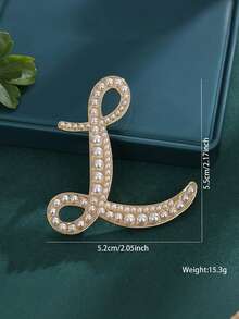 1pc Minimalist Elegant Pearl Letter Brooch, Complete Set Of 26 English Letters, Suitable For Accessorizing Sweaters, Coats, Suits In Autumn/Winter, Can Decorate Shirt Collars, Bags, Scarves, Hats, Hair Accessories, Suitable For Office, Dates, Parties And More, Compact And Versatile.