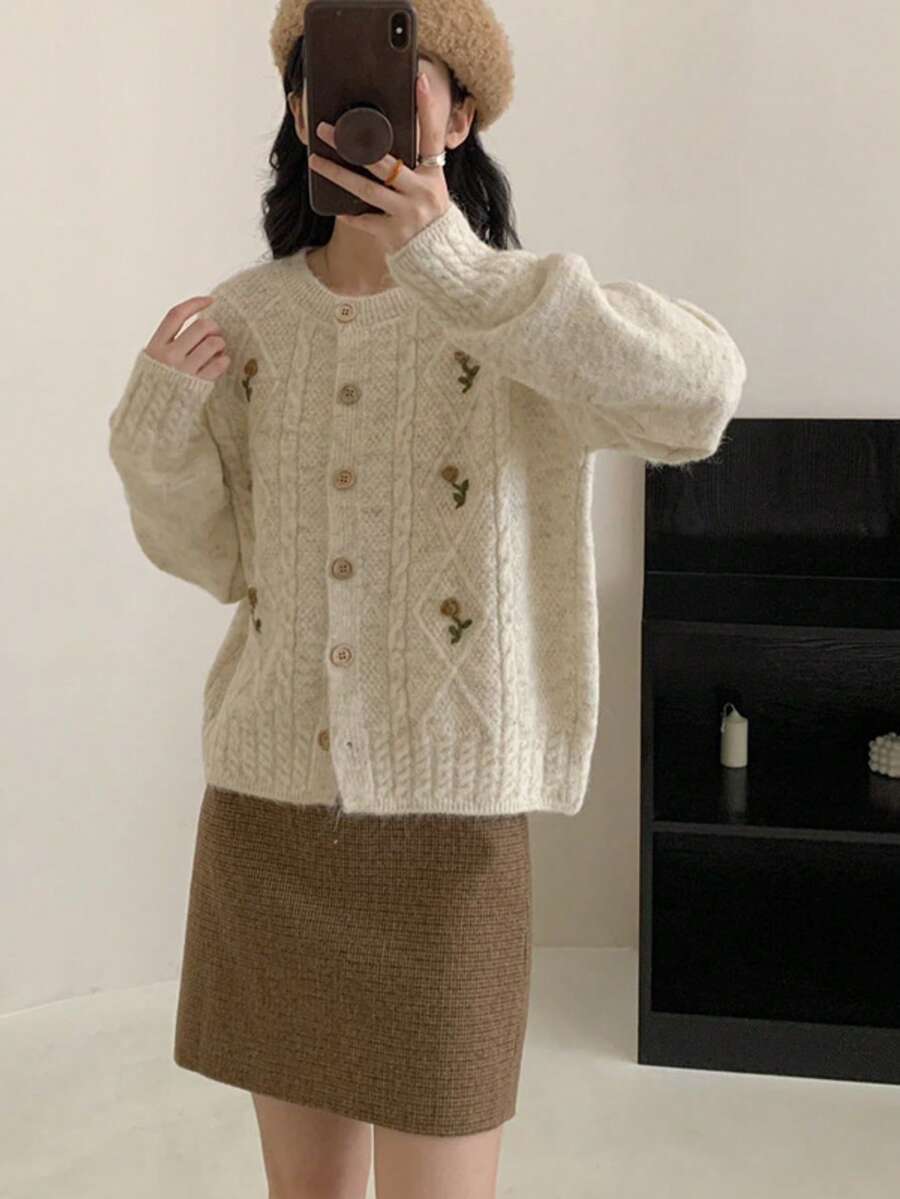 レディース秋冬温柔風复古刺繍ニットカーディガン注目！開襟設計で着脱自在且つコーデの自由度高く、复古刺繍を胸元や袖口に配置してデザインのバランスを保つ。柔らかいニットの伸縮性で体型許容度高く、宽松シルエットで腰回りの肉感を隠す効果があり、多様なボトムス（ジーンズ・スカーフ・パンツ）とコーデ自在 - アプリコット - チェックする 1