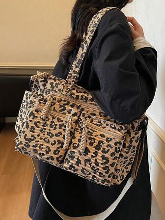 这款女士时尚手提包采用通体豹纹印花，灯芯绒材质，大容量设计，多个口袋方便收纳物品，配有可拆卸可调节肩带，适合休闲、购物、旅行、工作、上学和送礼等场合。