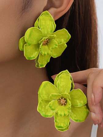 1 par vintage asymmetriska blom- och lövmönster geometriska texturerade guldfärgade örhängen, unik present till kvinnor, lämplig för nattklubb