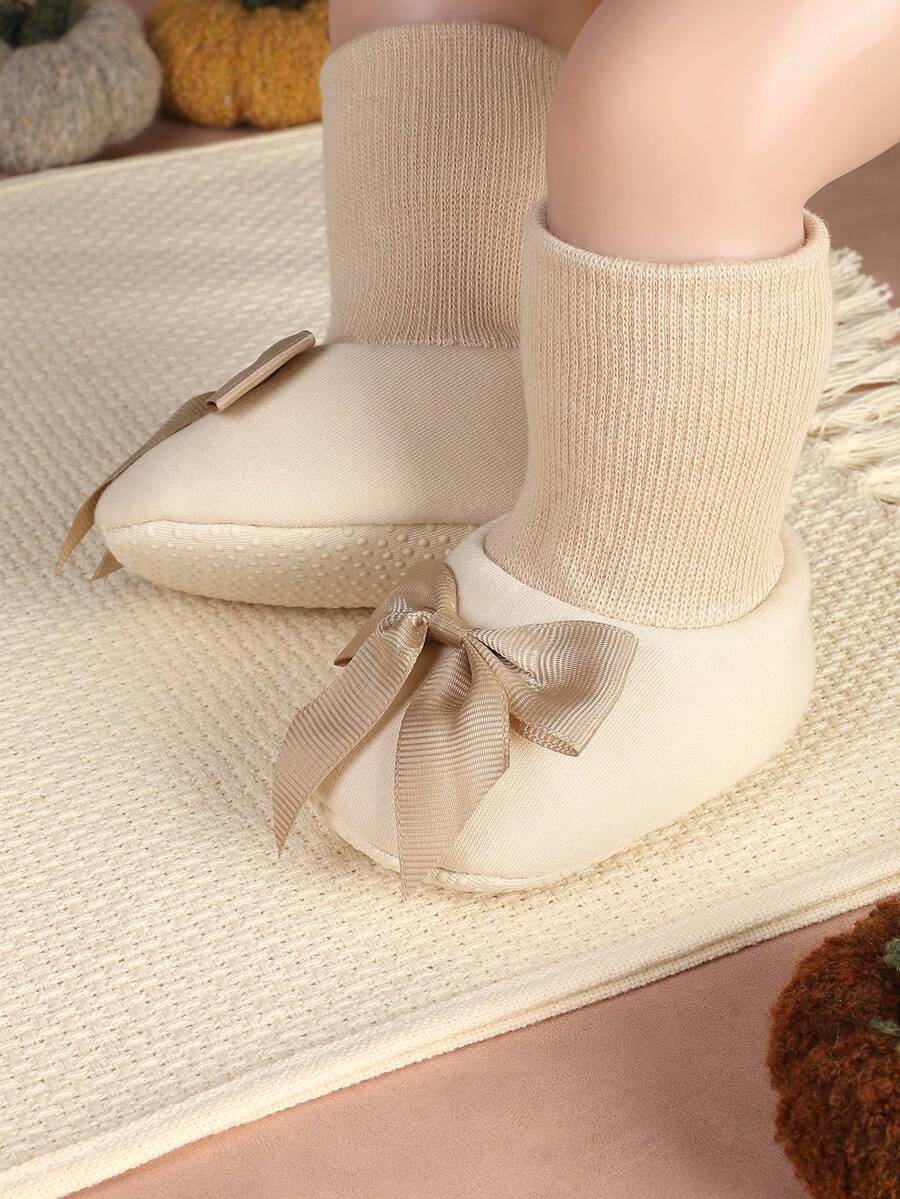 1双女婴软底甜美学步鞋，保暖螺旋绒内里，防滑，适合秋冬季穿着