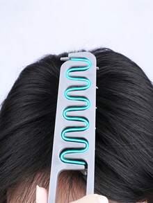 1支丰盈美发梳 - 自然卷发造型工具，提升发根蓬松度，遮盖发缝，令细软发质更显丰盈。宽齿梳轻松梳开打结的头发，耐热材质，方便造型。解决细软扁塌发质问题。适合作为秘密圣诞老人礼物、情人节礼物、圣诞袜礼物、个性化礼物或送给女性的圣诞礼物。