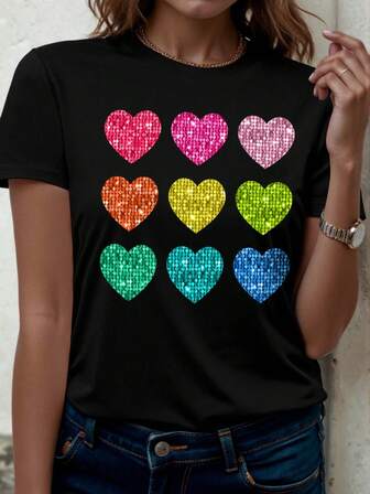女士休闲短袖T恤。这款女士T恤饰有闪亮爱心图案，适合所有季节穿着。情人节穿搭。这款T恤印有闪亮爱心图案，适合所有季节穿着。