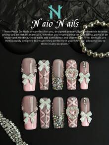 NAIO 10片装情人节手工美甲贴片套装，方形Y2K复古风，裸色和白色可选。款式包括法式美甲设计，饰有蝴蝶结、爱心、五瓣花和水钻。适合日常妆容，也适合派对、庆典和其他各种场合。套装还包含美甲工具，是送给女性和女孩的绝佳情人节礼物。 - 彩色 - 查看 3