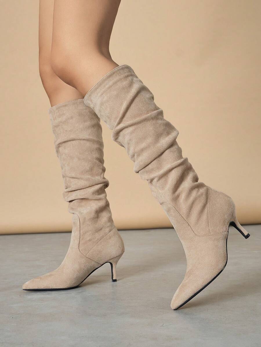 Botas de cano alto plissadas, estilo western, confortáveis e versáteis, em cores sólidas, perfeitas para viagens e férias, para o outono/inverno de 2025. Com salto baixo, modelo slip-on. - Damasco - Ver 1