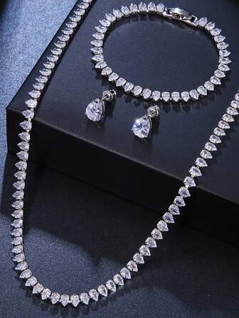 一套女士优雅简约闪亮白色立方氧化锆耳环、项链和手链首饰套装，适合晚宴佩戴