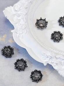 50/10颗装饰珠。花形底座珠饰配件。完美搭配各种手链、项链和其他珠宝，珠宝制作材料，珠宝制作珠子，手链制作套装，成人工艺品材料，工艺品，吊坠，珠子，工艺套装，圣诞装饰品。钥匙扣配件，是送给家人和朋友的理想小礼物，情人节，开斋节珠宝礼品。 - 彩色 - 查看 12