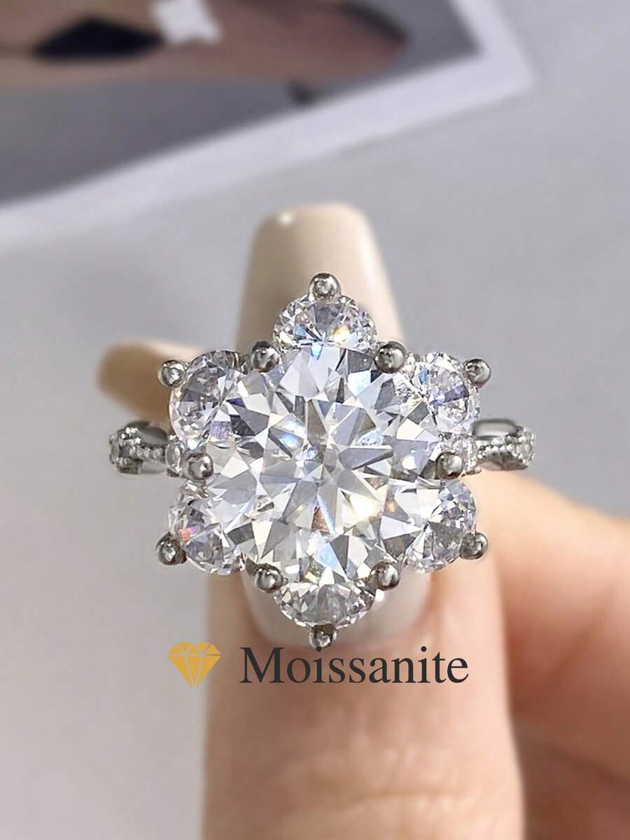 1枚5克拉向日葵六爪镶嵌莫桑石结婚戒指，S925纯银，精致优雅，可作订婚戒指、承诺戒指、周年纪念戒指、女士珠宝礼物、圣诞礼物。 - 太陽花六爪莫桑戒指-5ct - 查看 1