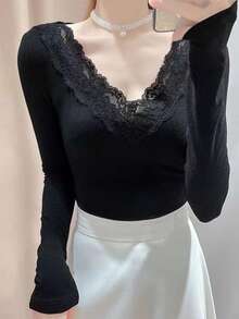 这款时尚女士黑色长袖针织上衣采用V领设计，饰有对比色蕾丝边，修身剪裁，高弹面料，以及保暖内衬，适合冬季穿着。 - 黑色 - 查看 1