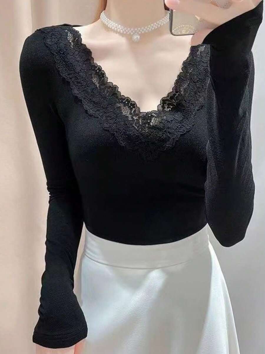 这款时尚女士黑色长袖针织上衣采用V领设计，饰有对比色蕾丝边，修身剪裁，高弹面料，以及保暖内衬，适合冬季穿着。 - 黑色 - 查看 1