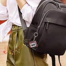 这款全新迷你复古磁带录音机钥匙扣音乐播放器可以播放音乐和录制音频，它既有趣又新奇，小巧便携，是圣诞节、万圣节和生日的完美礼物选择。 - 粉色 - 查看 10