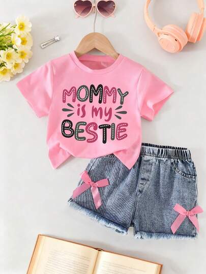 Conjunto de blusa de manga corta con estampado de letras y shorts de mezclilla para niñas pequeñas