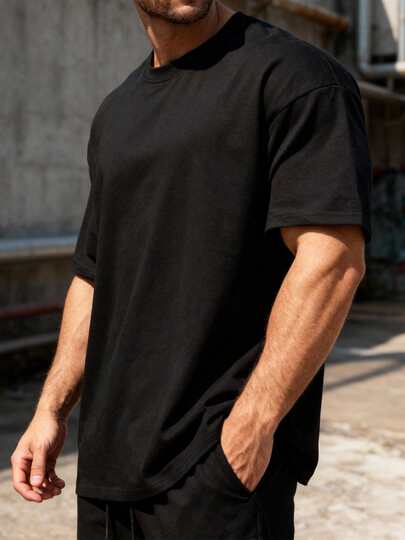 黑色透气圆领男士T恤，短袖，休闲运动风，可机洗，适合夏季户外徒步、日常休闲穿着，男士纯色上衣