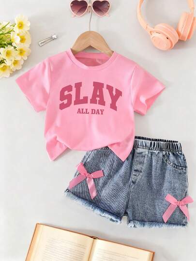 Conjunto de top de manga corta con estampado de letras y shorts vaqueros para niñas pequeñas