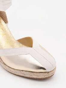 Alpargatas de Cuña Doradas con Cintas Ajustables para Estilo y Comodidad: Descubre el Calzado Ideal para el Verano con Punta Metalizada y Suela de Esparto, Perfectas para Looks Sofisticados; Tacón de 9 cm para una Pisada Estable y Elegante, Combinan con Vestidos y Faldas Informales, Disponibles en Tallas 36-41; Planta Interior de Piel para Máximo Confort y Cierre con Hebilla en Color Oro, Conviértelas en tu Imprescindible para Cualquier Evento Estival. - ORO - Ver 7