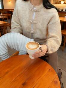 秋冬优雅女装秋冬上衣秋冬女装针织外套卡其色秋冬时尚新款女装针织上衣优雅休闲舒适时尚纯色中式盘扣结饰设计点缀圆领上衣长袖短款开衫毛衣2025新款！ - 卡其色 - 查看 4