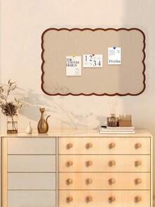 1块超大尺寸波浪纹边框毛毡板，自粘毛毡墙板（含约35枚彩色图钉），适用于办公室、家庭、教室，可用作毛毡公告板，自粘式设计，不会损坏墙面，可用于张贴便条、照片、日程安排等，可重复使用，亦可用作布艺照片和留言展示板，家居装饰挂件，适合圣诞节、万圣节、情人节、新年等节日庆祝活动。