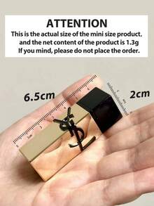 Yves Saint Laurent 【迷你装】ROUGE PUR COUTURE 缎光唇膏 #NM 1.3g，持久滋润，不褪色。ROUGE PUR COUTURE 以全新配方、全新高级定制包装和全新精选色系，革新缎光唇膏。纯正色彩，纯粹呵护，纯粹高级定制。蕴含80%柔润唇部成分，富含来自OURIKA社区花园的神经酰胺、茉莉花和仙人掌果提取物。