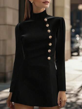 ชุดเดรสสั้นรัดรูปแขนยาวคอเต่าสีพื้นเรียบหรูสำหรับผู้หญิง พร้อมกระดุมตกแต่ง
