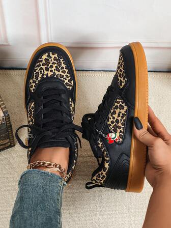 Tênis Estampa de Leopardo Preto, Estilo Europeu e Americano, Sapatos de Skate para Uso Externo, Sola de Borracha Antiderrapante e Resistente ao Desgaste, Ornamento Destacável de Papai Noel Cartoon, Cadarço, Bico Redondo, Cano Baixo, Multiuso, Adequado para Presentes de Feriado, Passeios Casuais, Festas, Tênis Femininos