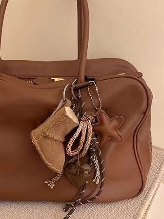 Moderiktiga och bedårande exklusiva bomullsskor med fårskinn och pälsfoder för höst och vinter, väskberlocker med minkpäls och pompoms, virkade nyckelringar med ullfilt och läderkakor och bokstäver, läderflätade rep-stjärnor med pärlor - väskhänge, väskberlocker, väskekedjor