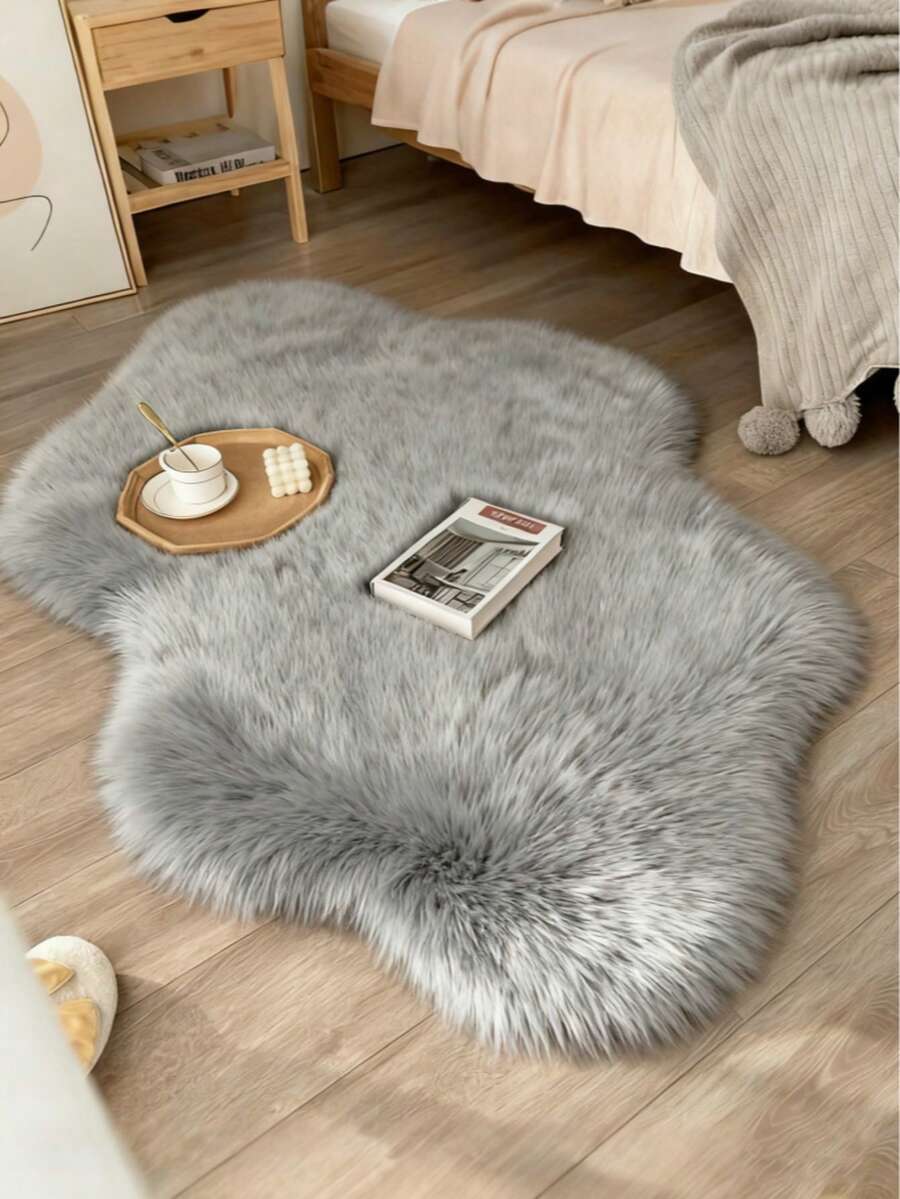 1 tấm thảm nhung mềm mại, bông xốp màu xám, thoải mái cho phòng ngủ, phòng khách, phòng học, văn phòng, tiền sảnh, có thể dùng làm thảm lót để tạo không gian ấm cúng cho phòng ngủ. Thảm nhung này có thể giặt được, chống trơn trượt, thiết kế dễ thương, thích hợp sử dụng trong nhà quanh năm, là lựa chọn trang trí nội thất lý tưởng. - Xám - Xem 1