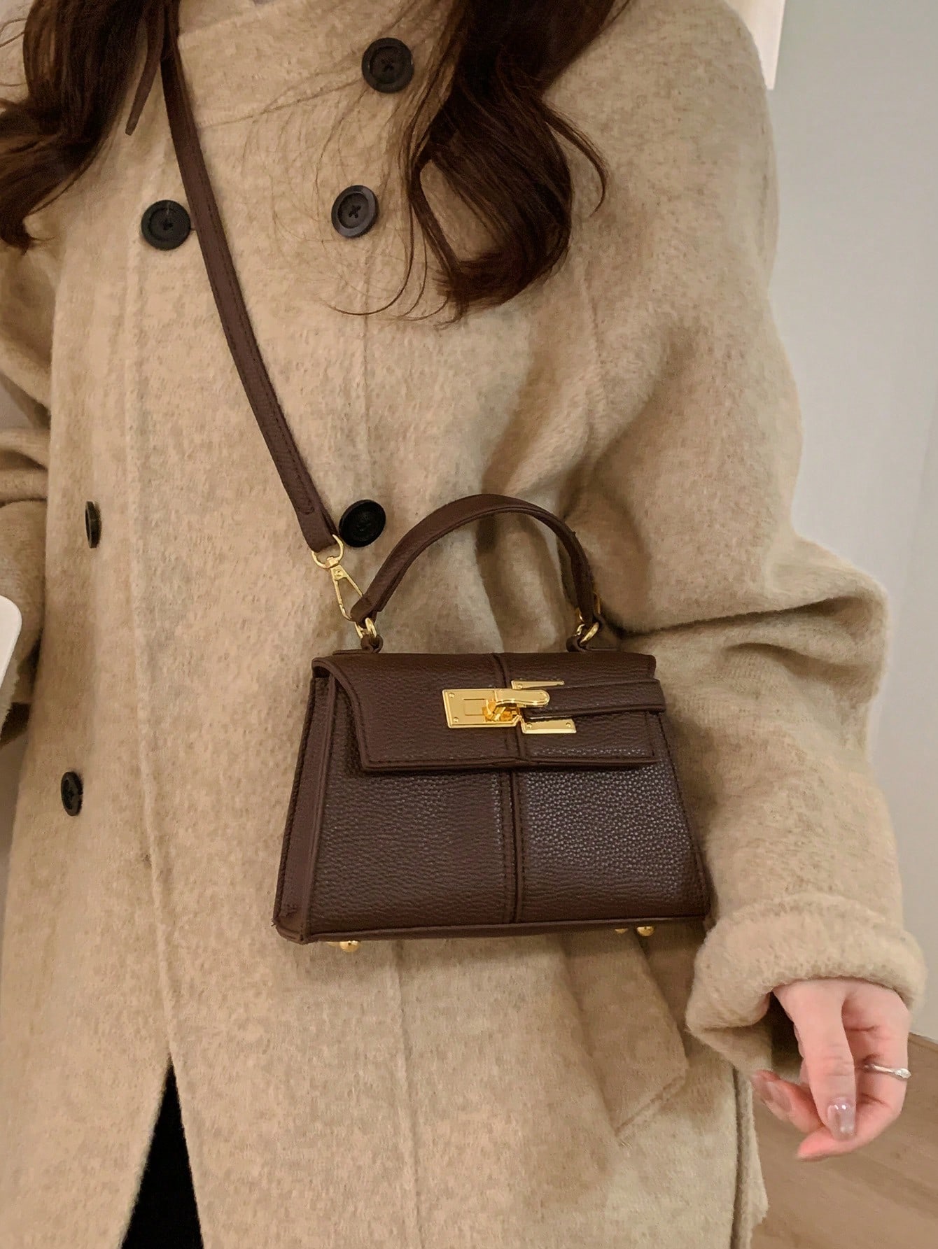 حقيبة يد نسائية عصرية مع حزام كتف مزين، ديكور معدن...