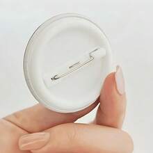 1 Stück 4,4 cm/1,73 Zoll süßer Anime-Charakter Anstecknadel, Knopfbrosche, Kleidungszubehör, Taschenzubehör, geeignet zum Sammeln, interessante Geschenke für Freunde