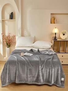 1 einfarbige Milchvelvet-Decke, weiche Polyesterdecke mit leichtem Luxusstil, modisch, einfach, bequem und weich, multifunktionale warme Überwurfdecke, geeignet für Schlafzimmer, Wohnzimmer, Sofa, Camping, Büro und Reisen, Raum- und Schlafzimmerdekoration, maschinenwaschbar, leicht zu pflegen, geeignet für alle Jahreszeiten - Hellgrau - Übersicht 3