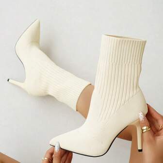 四季新款针织尖头细跟中筒女靴，弹性设计，优雅高跟，时尚百搭，适合通勤、约会、派对等场合，柔软针织材质，舒适贴合脚型。