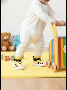 أحذية جوارب للمشي الأولى للرضع والأطفال الصغار، بتصميم كرتوني لطيف على شكل نمر، مصنوعة من الأكريليك المضاد للانزلاق وذات نعل ناعم، سهلة الارتداء، مناسبة للأولاد والبنات للاستخدام الداخلي والخارجي في الربيع والخريف - أصفر - مشاهدة 3