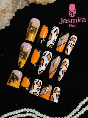 10 st handgjorda korta press-on naglar, lösnaglar i fransk stil, vita och orange nageldesigner, björndekorationer i legering, handmålade leopardprickar, klassisk toning (finns i fyrkantig, stilett- och kistform), söt och edgy tjejstil, lämplig för kvinnor och tjejer för hemmet, fester, födelsedagar och andra högtider. Den bästa presenten i form av återanvändbara press-on naglar för gör-det-själv-manikyr.