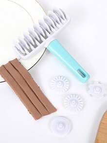 全新家用面团滚轮雕刻套装：烘焙工具，配有 4 种不同的齿轮形雕刻装饰工具，适用于面包、甜点和蛋糕。 - 彩色 - 查看 5