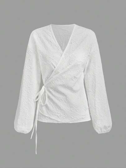 قميص أنيق بأكمام طويلة ملفوف بشكل متقاطع ذو لون أحادي، مناسب للارتداء اليومي