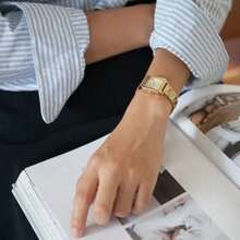 Casio 卡西欧女士腕表，31毫米 x 22毫米白色长方形表盘，金色不锈钢表带，30米防水，折叠表扣，矿物玻璃表镜 - 均碼 - 查看 9