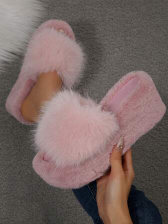 蓬松人造毛皮套脚拖鞋，厚底毛绒拖鞋，优雅坡跟，包头设计，适合秋冬季节，女士