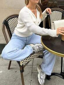 Cardigan tricotat cu mânecă lungă, cu decolteu în V și nasturi în față, model elegant și minimalist, model alb, top de primăvară