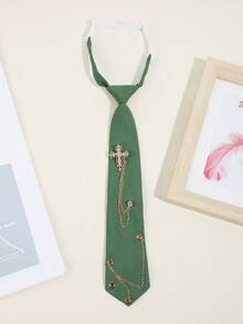 1个时尚水钻十字领带夹，男女通用，绿色/黑色/红色可选，舒适百搭，适合衬衫、派对、演出等场合。