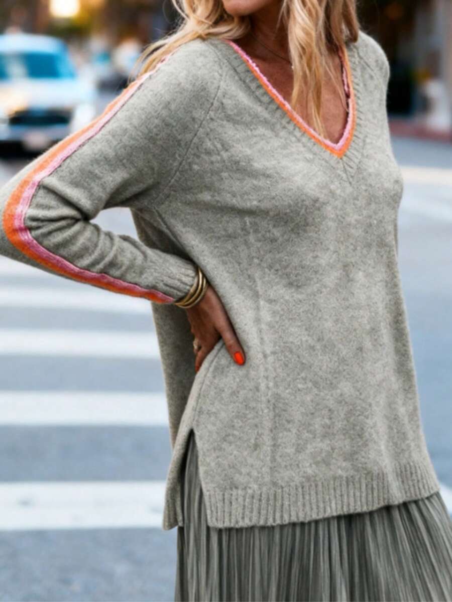 女士秋冬厚款休闲时尚撞色边 V 领羊毛套头衫