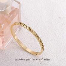 Uma Pulseira Minimalista Vazada de Aço Titânio para Homens com Design de Nicho - Um Hit de Outono-Inverno e um Acessório de Luxo Leve para Casais. Disponível em 3 Cores, Ideal para Uso Diário e Looks Versáteis. Uma Escolha para Homens Elegantes e o Presente Perfeito para Namorados ou Melhores Amigos Masculinos.