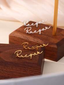 一对定制名字耳钉，女士金色不锈钢材质，手工简约圣诞饰品，完美礼物之选。时尚金色，秋季潮流，复古，男女皆宜，简约休闲，嘻哈，哥特，朋克风，可定制，个性化，独一无二。情人节、毕业季的理想礼物，送给她、朋友、宠物、祖父母皆可。实用时尚，精致浪漫，尽显魅力。女士珠宝，提供刻字服务。 - 彩色 - 查看 4