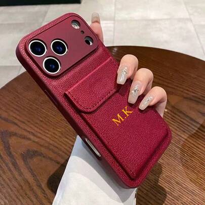 1 chiếc ốp lưng điện thoại dạng gập sang trọng họa tiết vải thiều, có ngăn đựng thẻ, khắc tên chữ cái cá nhân, tương thích với iPhone 17 16 15 14 13 12 11 Pro Max 16 Plus 17 Air, bảo vệ toàn diện camera, chống rơi vỡ, tiện dụng khi đi du lịch.